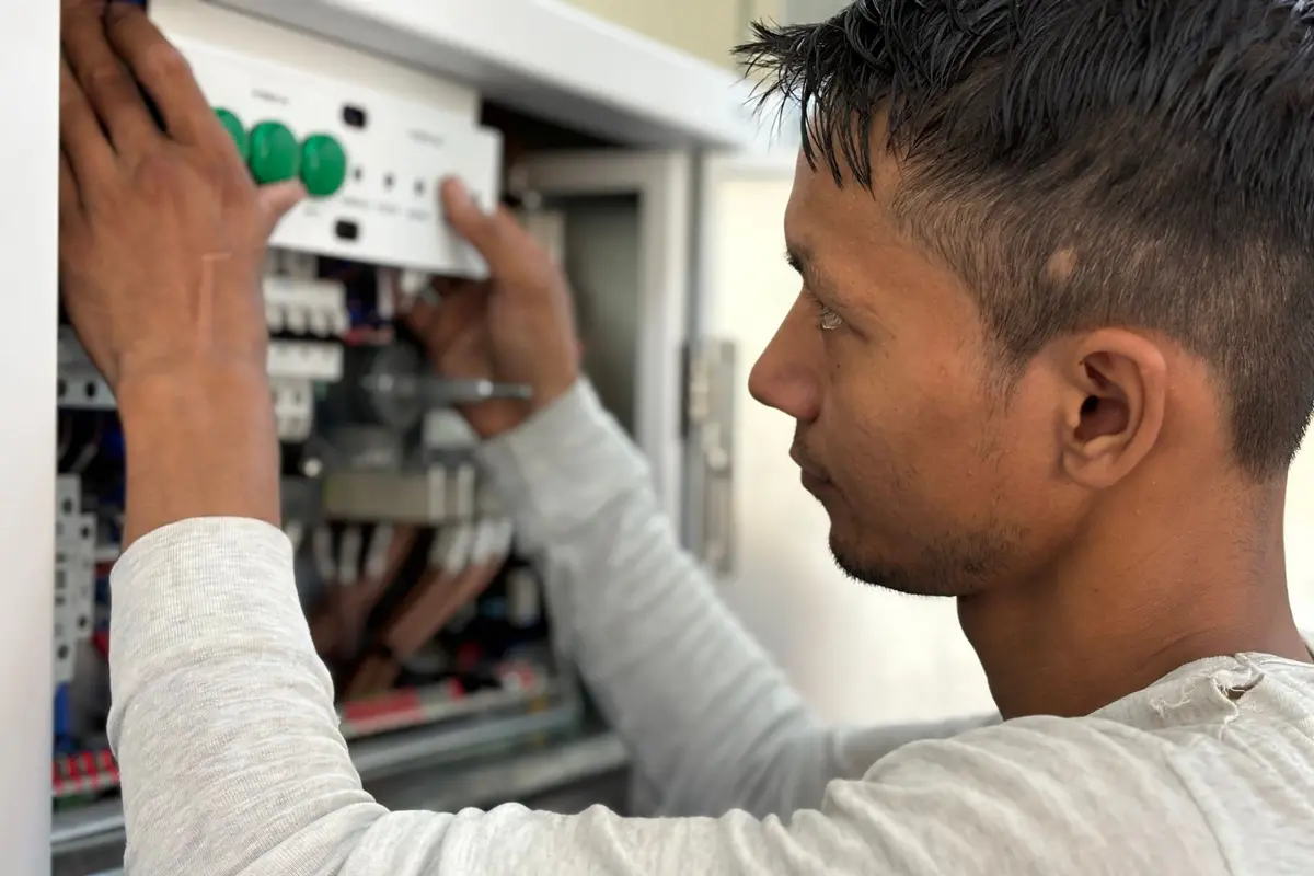 Elektricien werkt aan een open groepenkast