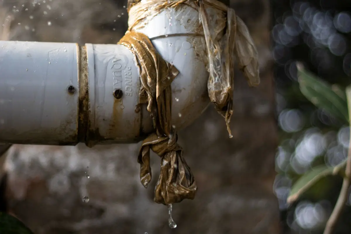 Water druppelt uit een lekkende leiding