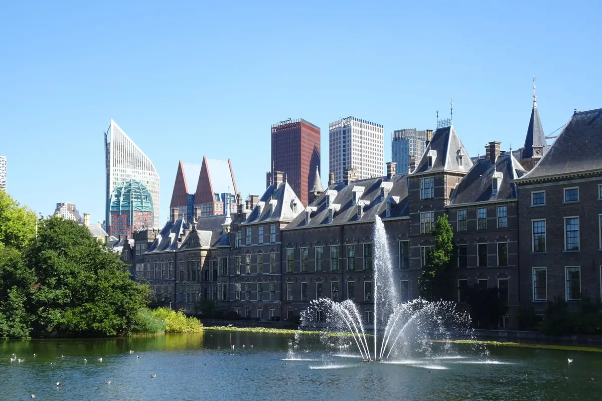 Hofvijver met fontein en het Binnenhof in Den Haag, met de torens erachter