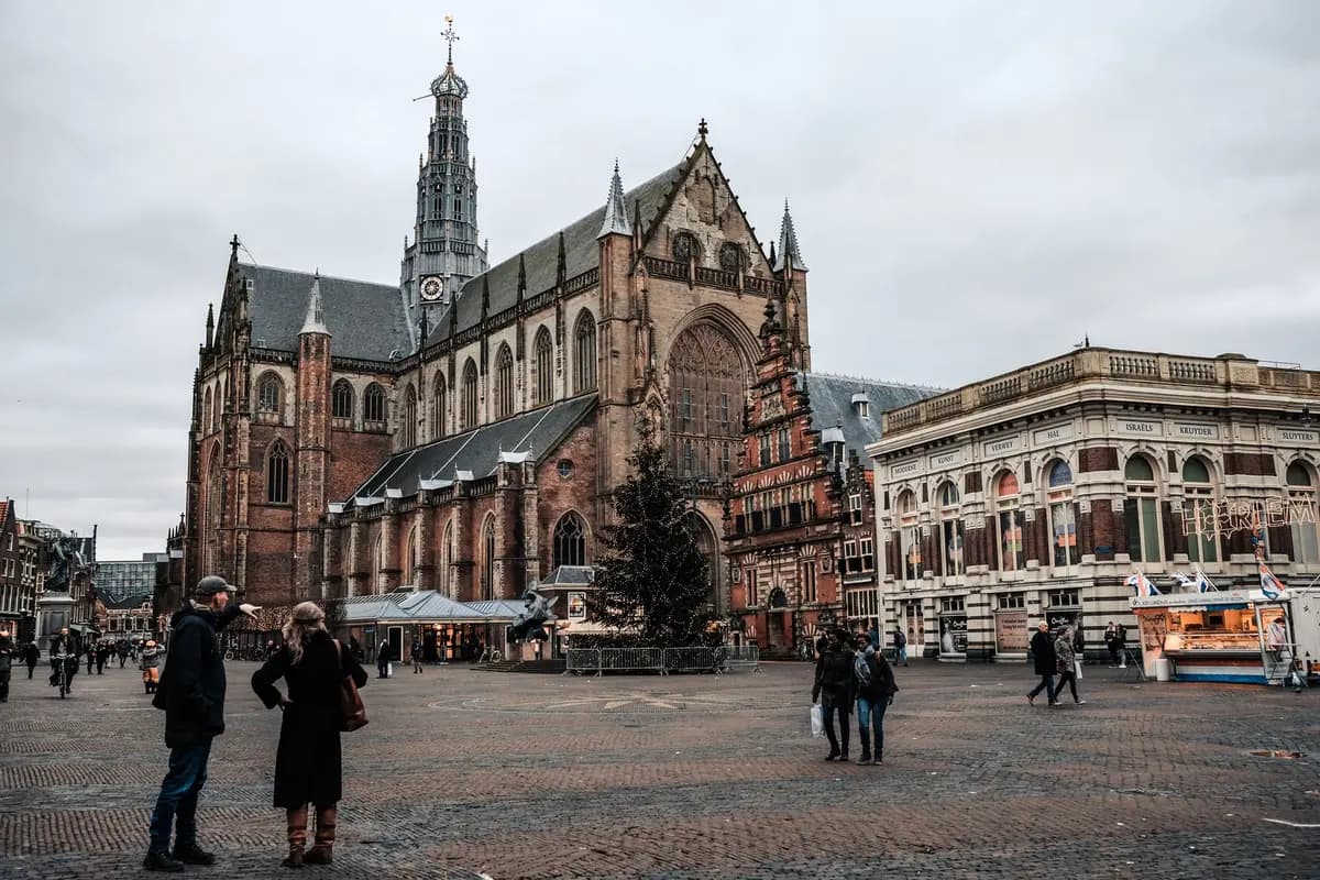 Grote Markt in Haarlem met de Sint-Bavokerk