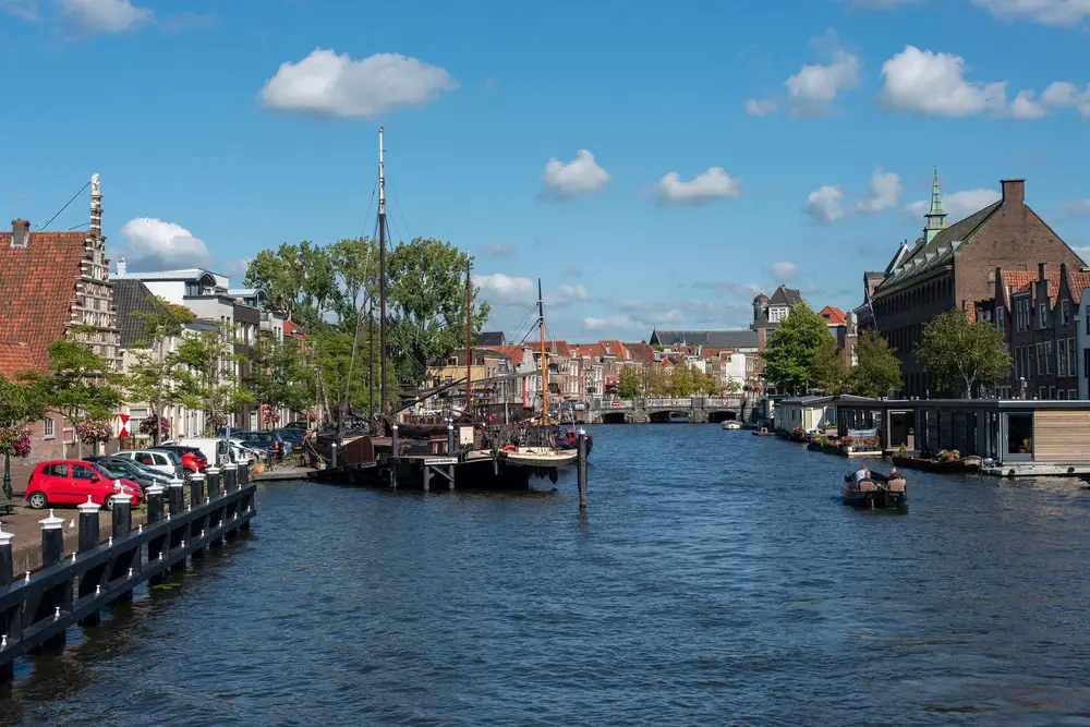 Oude zeilschepen op het Galgewater in Leiden, met trapgevels aan de kade