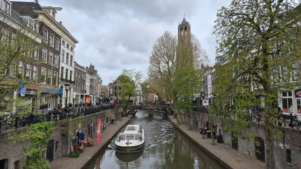 Oudegracht in Utrecht met een rondvaartboot en de Domtoren