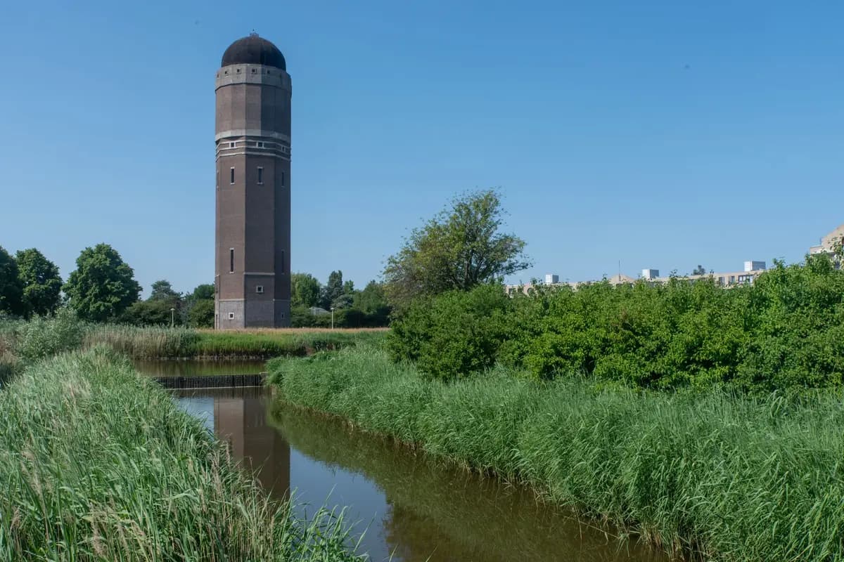 Watertoren aan een sloot met riet in Zoetermeer