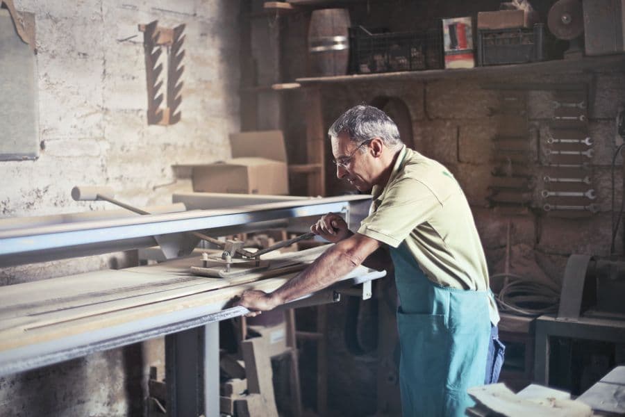 Vakman aan het werk in zijn werkplaats